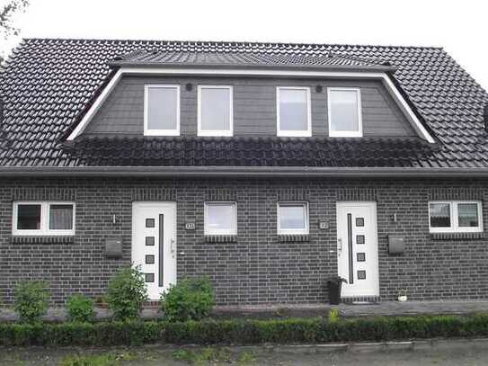 Doppelhaushälfte mit EBK, Terrasse, Carport und Geräteschuppen