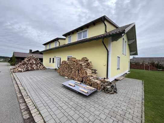 Großzügiges Ein-/Zweifamilienhaus mit Garagengebäude in Dieberg zu verkaufen