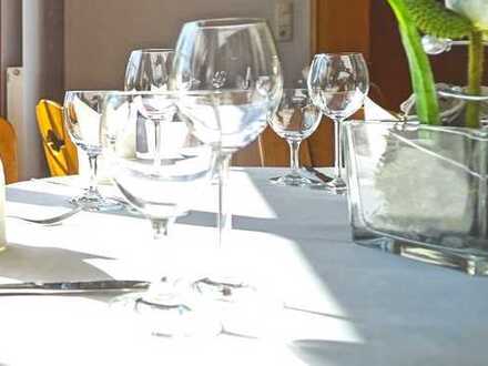 Gastronomie mit großer Außenterrasse und Wohnbereich