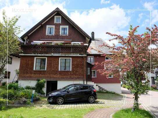 Schwarzwaldhaus mit großzügigen Parkflächen im Feldberger Ortskern