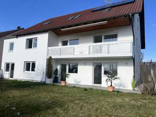 Modernisierte Wohnung mit hellem Bad, Balkon und EBK in Thannhausen