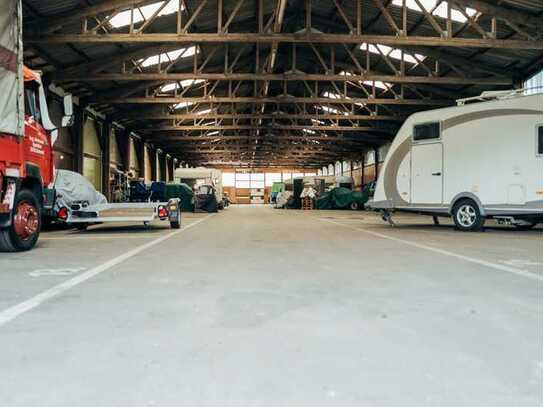 Überdachter Stellplatz in abschließbarer Halle