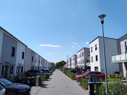 Modernes Reihenhaus auf drei Etagen mit Terrasse und Garten in Kaulsdorf