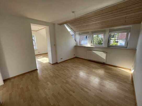 Sehr gemütliche, helle 4,5-Zimmer-DG-Wohnung mit Balkon und EBK in Marburg Bauerbach