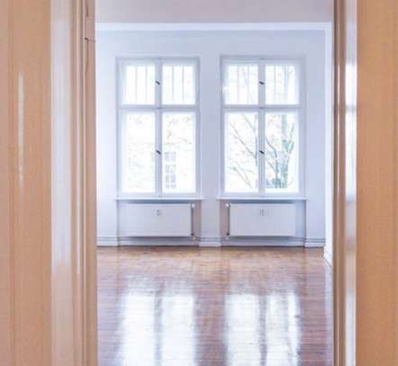 2,5-Room Altbau Apartment with Balcony in Prenzlauer Berg