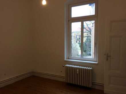 Mitbewohnerin in guter Altbauwohnung gesucht! 2 Zimmer nebeneinander, 30qm. für Studentin