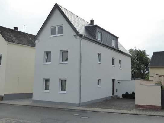 Hochwertige 2 Zimmer Küche Bad Wohnung ca. 75m² + 14m² Balkon. Total saniertes freistehendes Haus mi