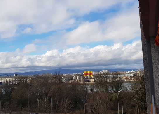 Erstbezug nach Sanierung mit Balkon und EBK: Stilvolle 3-Zimmer-Wohnung mit geh. Innenausstattung