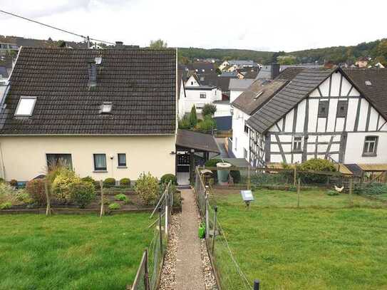 Niederelbert | Interessante Lage | Sanierungsbedürftiges EFH mit Nebengebäude, Carport & Garage