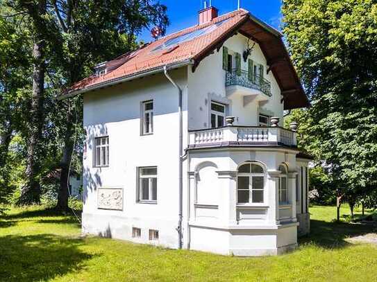 Starnberg - Söcking. Weitläufiges Parkgrundstück mit historischem Jagdschlösschen samt Gästehaus.