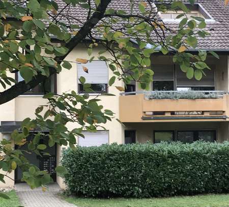 schöne Wohnung mit zwei Zimmern sowie Balkon und Einbauküche in Schorndorf-Süd