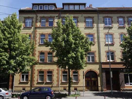 ALTBAU-WOHNUNG (DG) FÜR NEUE MIETER MIT JUNGEN IDEEN!
