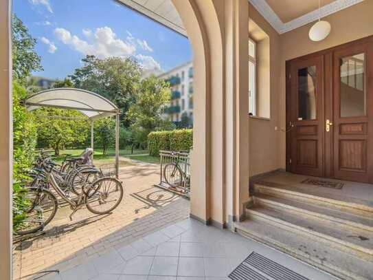 Vermietete 2-Zimmer-Dachgeschosswohnung mit Balkon im Herzen des begehrten Bachviertels in Leipzig