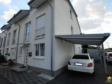 Neuwertiges und hochwertiges Reihenendhaus mit einem Pool, einem Carport und einer Terrasse !