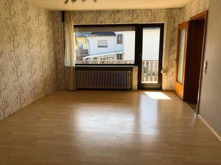 Preiswerte 4-Zimmer-Wohnung mit Balkon und Einbauküche in Maisborn
