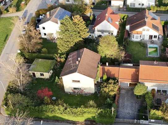 Ein kleines Häuschen mit traumhaften Garten