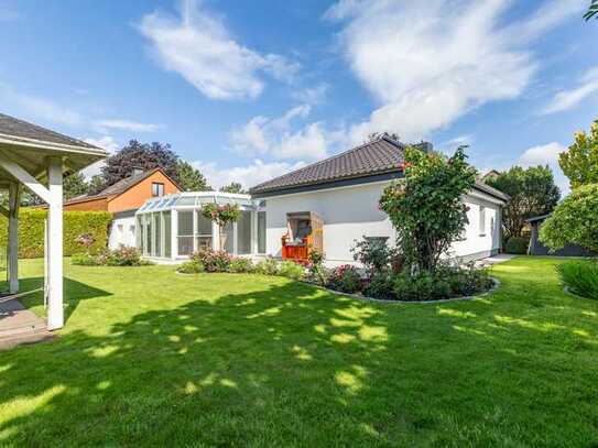 Strandnaher und ebenerdiger Bungalow mit Wintergarten und Traumgrundstück