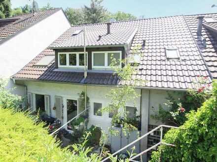 Reihenmittelhaus mit Hanggrundstück und 2 Garagen