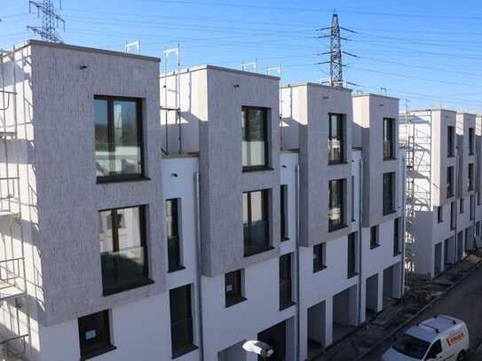 Modernes Reiheneckhaus: Neubau mit Garten, Terrasse und Dachterrasse in Magstadt