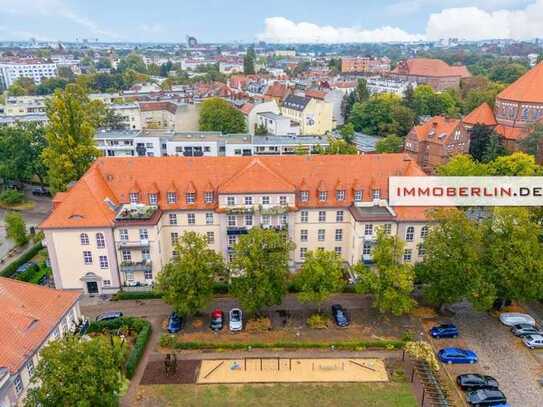 IMMOBERLIN.DE -Lichtdurchflutete sanierte Altbauwohnung mit großer Südwestterrasse & Pkw-Stellplatz