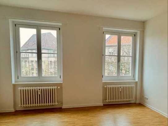 Bright Altbau Apartment with 3 Rooms in Schmargendorf