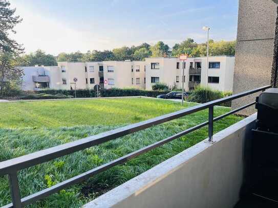 Helle Wohnung mit Balkon und Einbauküche