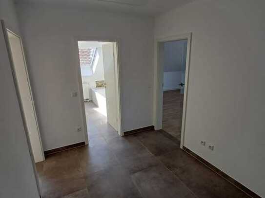 Neu renovierte 3-ZKB-Dachgeschosswohnung mit gehobener Innenausstattung mit Balkon in Gersthofen