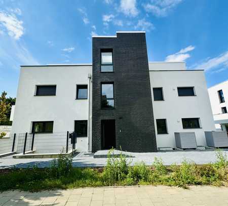 Exklusives Penthouse / Fahrstuhl, Stellplatz, zwei Terrassen, Einbauküche