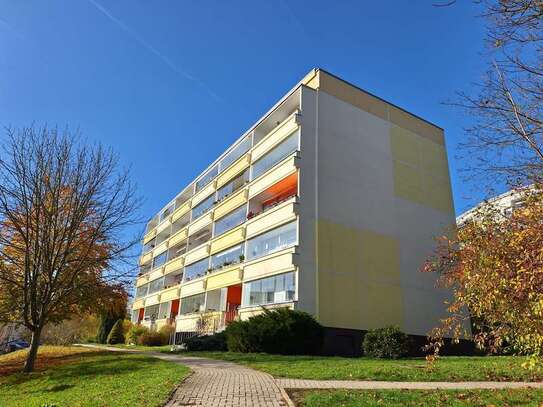 Zeit für´n Tapetenwechsel? Hauche dieser 2-Raum-Wohnung mit verglastem Balkon neues Leben ein!