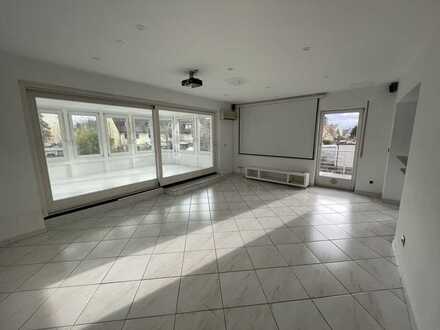 Helle Wohnung mit Wohnküche, Balkon und Wintergarten in Nürnberg-Eibach