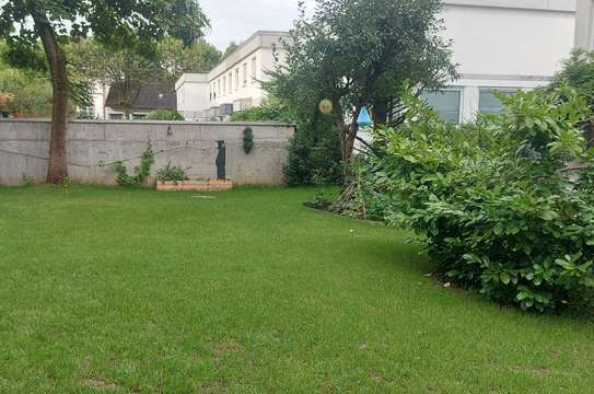 Schöne Terrassenwohnung direkt am Schlosspark mit großem Garten und TG