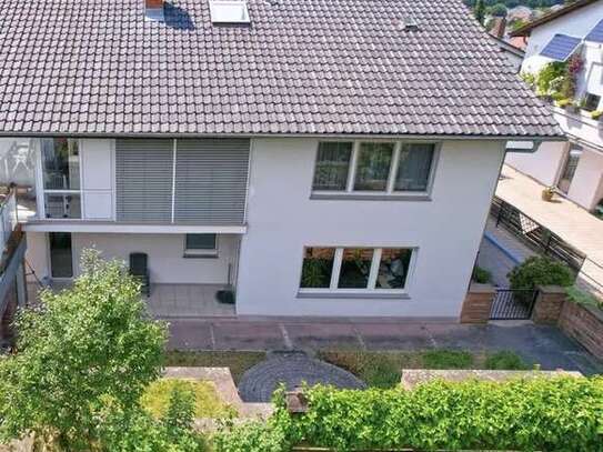 Frisch renovierte 4-Zimmer-Terrassenwohnung & Garten mit Panoramablick in Traumlage (Musikerviertel)