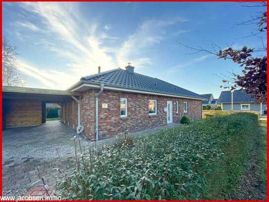 Einziehen und wohlfühlen - Neuwertiger Bungalow mit Doppelcarport und Garten