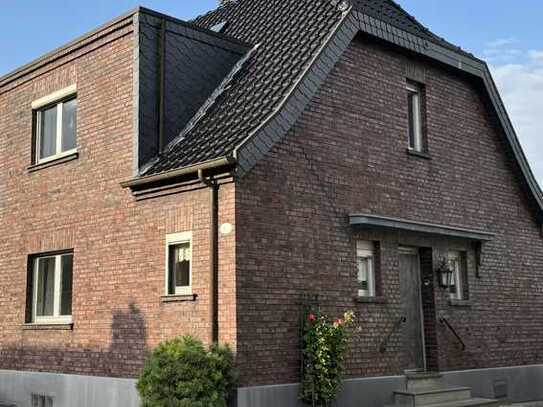 Charmantes Einfamilienhaus mit gepflegtem Garten, Garage und Dachgarten in ruhiger, dennoch zentrale