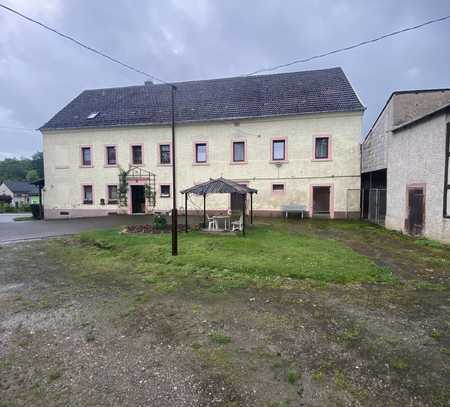 Charmante, sanierungsbedürftige Doppelhaushälfte im Bauernhausstil mit Scheune