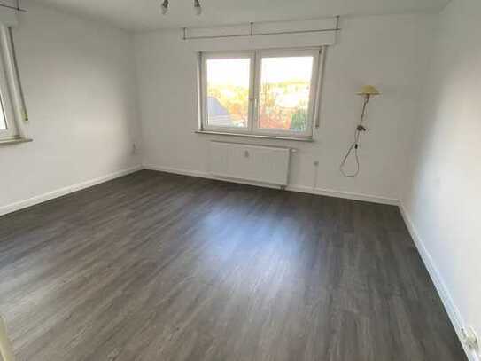 3-Zimmer-EG-Wohnung mit Terrasse, Einbauküche & 20m² Hobbyraum (Modernisiertes Bad)