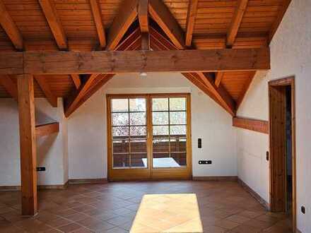 1403 Große 4 Zimmer Dachgeschosswohnung mit 2 Balkonen, großer Garage und Stellplatz