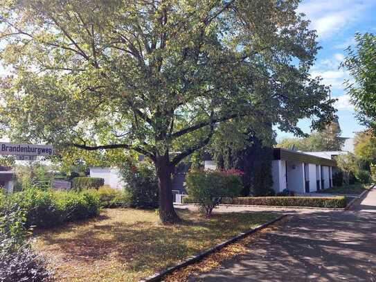 Eckbungalow mit separater Einliegerwohnung mit schönem Garten in exponierter Lage