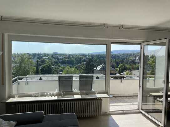 Stilvolle, geräumige und modernisierte 2-Zimmer-Wohnung mit Balkon und Einbauküche in Wiesbaden