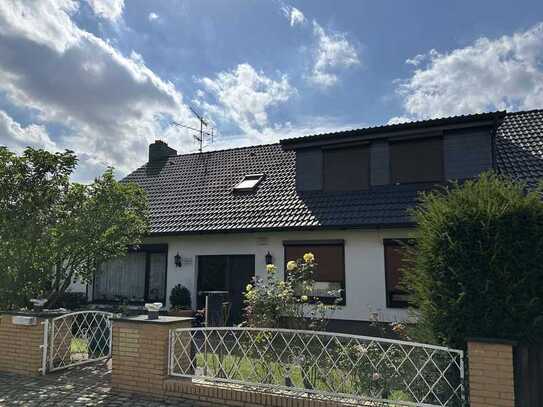 Gepflegte 2-Zimmer-Wohnung mit großer Dachterrasse und Garage