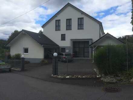 Moderne offene Wohnlandschaft mit Gartenzugang