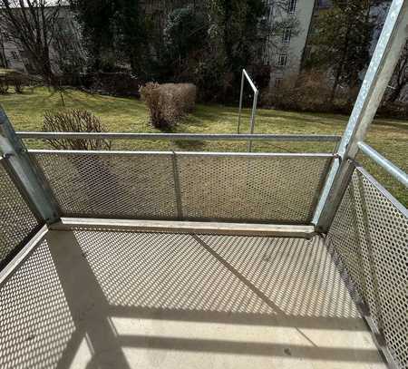 Gemütliche 2-Zimmer mit Laminat, Balkon und Wannenbad in ruhiger Lage! EBK mgl.