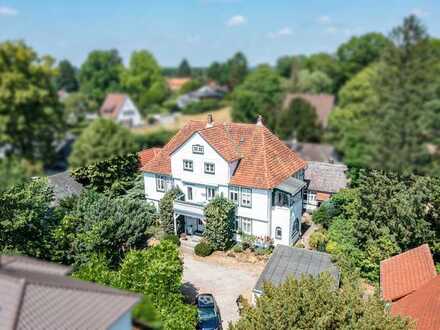 Großes Ensemble mit Herrenhaus und Nebengelass in exponierter Lage