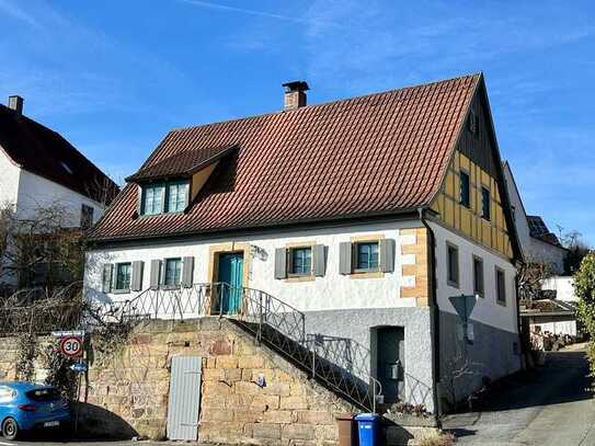 Willkommen in Ihrem zukünftigen Zuhause!
Historisches Fachwerkhaus mit
Charme und kleinem Garten