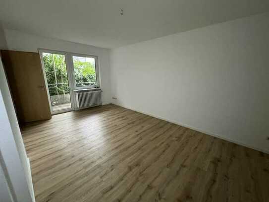 Gepflegte Hochparterre-Wohnung mit zwei Zimmern sowie Balkon und Einbauküche in Hattersheim