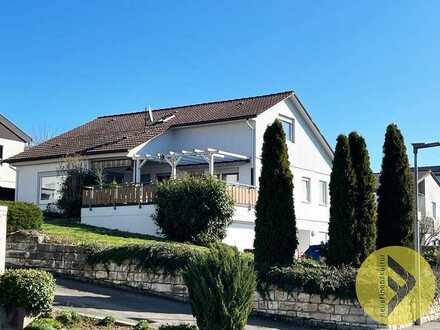 großes Wohnhaus mit tollem Grundstück, Terrasse und Garagen