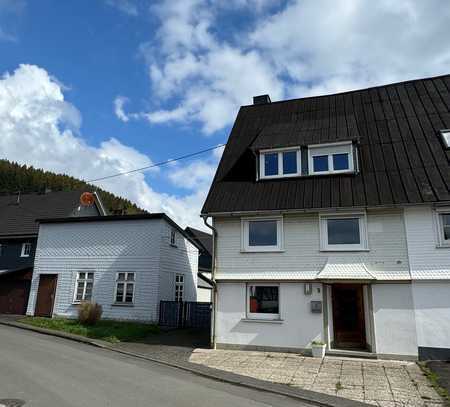 Doppelhaushälfte mit Nebengebäude in Hilchenbach-Helberhausen