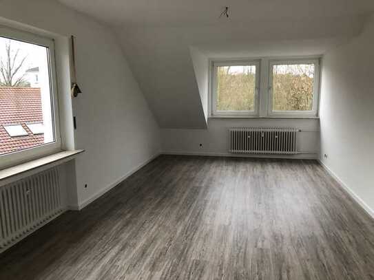 Helle frisch renovierte DG-Wohnung in Bi-Ummeln