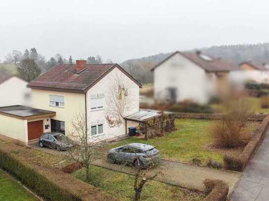 Richtig zuhause: Gepflegtes Einfamilienhaus mit Garten, einer Garage und 2 Freistellplätzen