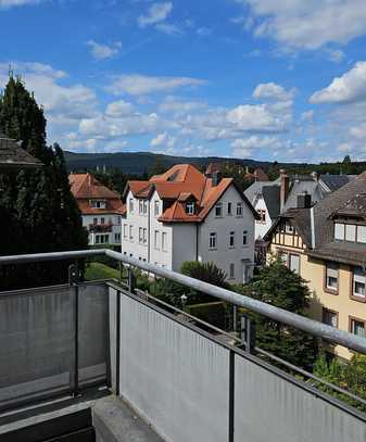 Teilweise renovierte 1-Zimmer-Wohnung mit Balkon und EBK in Bad Homburg